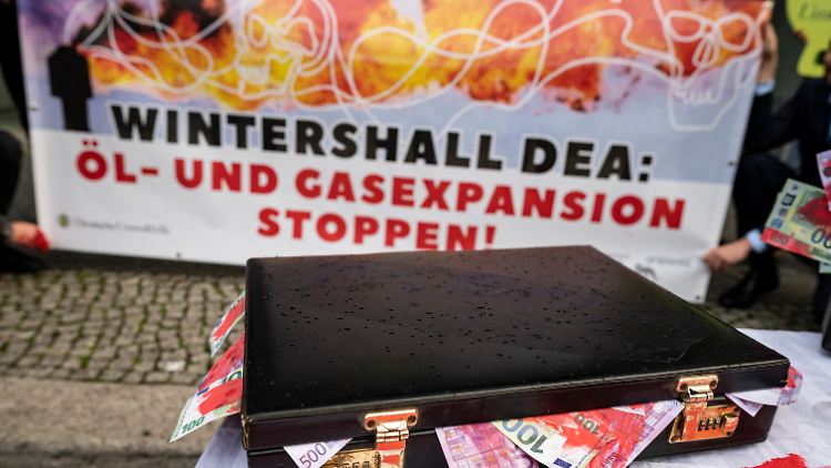 Aktivisten demonstrieren am 25. Oktober vor der Berliner Zentrale von Wintershall Dea. 
