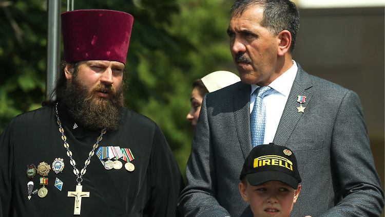 Nach Michail Wassiljews (l.) Auffassung sollen Frauen mehr Kinder bekommen - um sie in den Krieg zu schicken.
