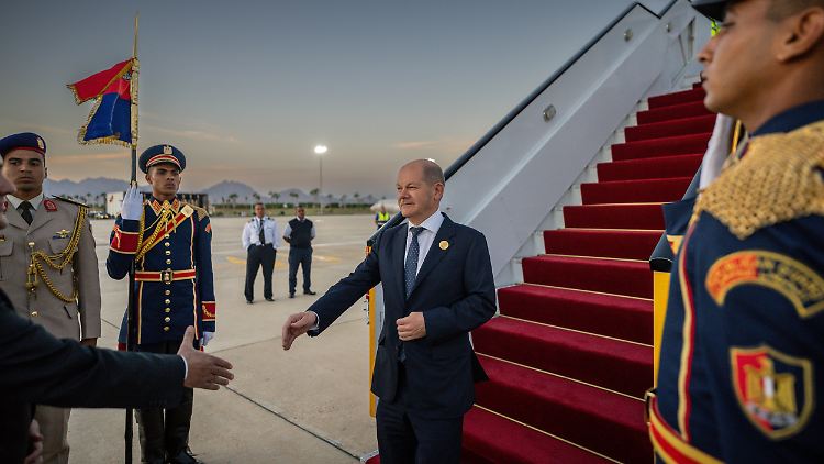 Mit dem Regierungsflieger gegen die Erderwärmung: Bundeskanzler Scholz bei seiner Ankunft in Ägypten. 