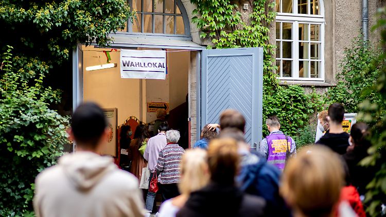 Vor manchen Wahllokalen drängten sich Menschen bis lange nach 18 Uhr - da hätten eigentlich keine Stimmen mehr abgegeben werden sollen.