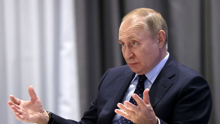 Kiew will reden, aber nicht mehr mit ihm: Der russische Präsident Putin am Montag vor einem Meeting.