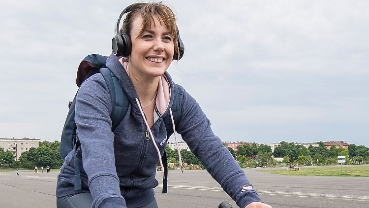 Man darf auf dem Fahrrad Kopfhörer zum Telefonieren, Navigieren und Musikhören nutzen - allerdings nur so laut, dass man Umgebungsgeräusche noch wahrnehmen kann.