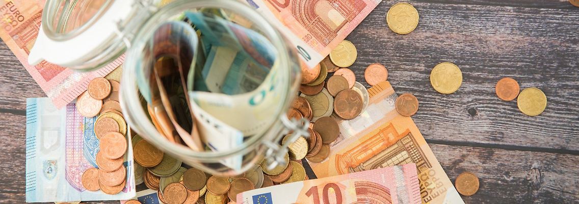 Zwar kein Geldregen, aber immerhin ein wenig Ertrag: die Zinsen aufs Tages- und Festgeld werden wieder attraktiver.