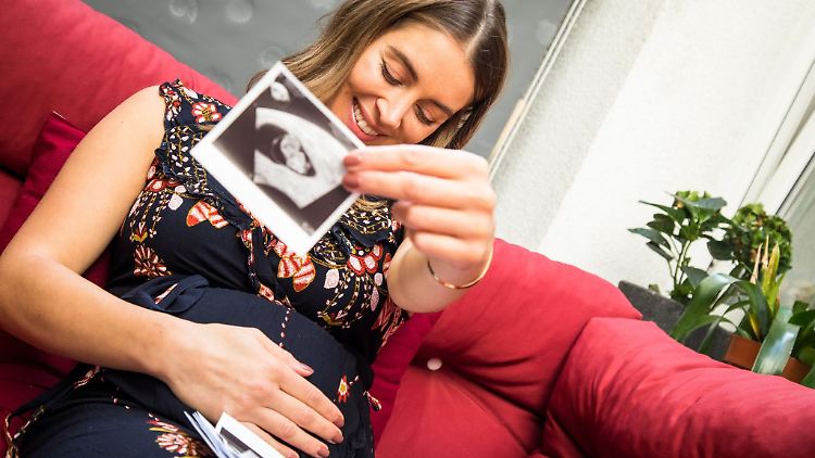 Auf natürlichem Wege schwanger werden - das klappt nicht bei jedem Paar. Zuschüsse, etwa von der Krankenkasse, helfen dabei, eine Kinderwunschbehandlung finanziell zu stemmen.