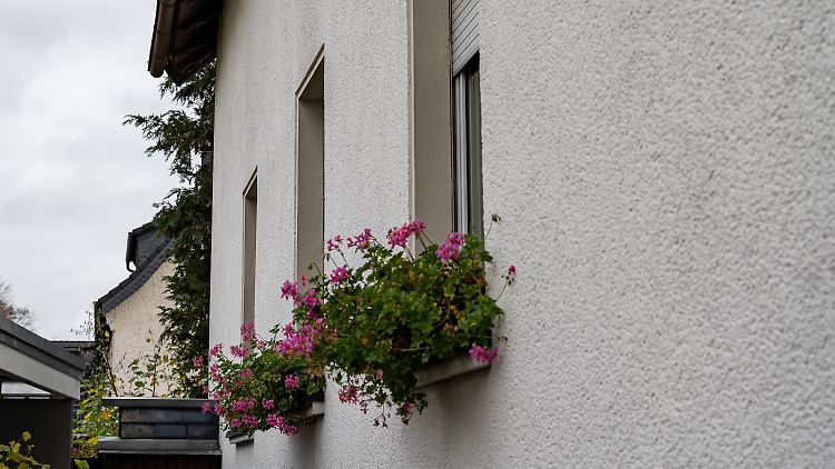 Das Haus mit den hübschen Geranien am Fenster konnte das Kind jahrelang nicht verlassen.