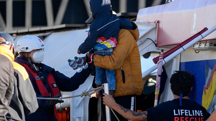 Unter den geretteten Flüchtlingen befanden sich auch mehrere Kleinkinder.