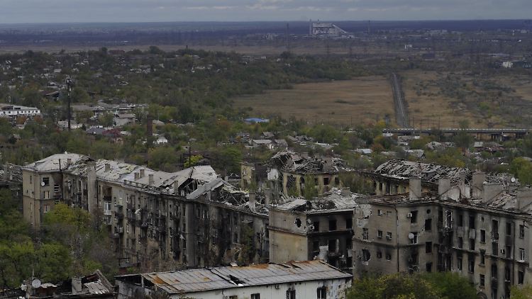 Rund um das von russischen Angriffen gezeichnete Mariupol wurden sogenannte Drachenzähne aufgestellt, um eine Befreiung zu verhindern.