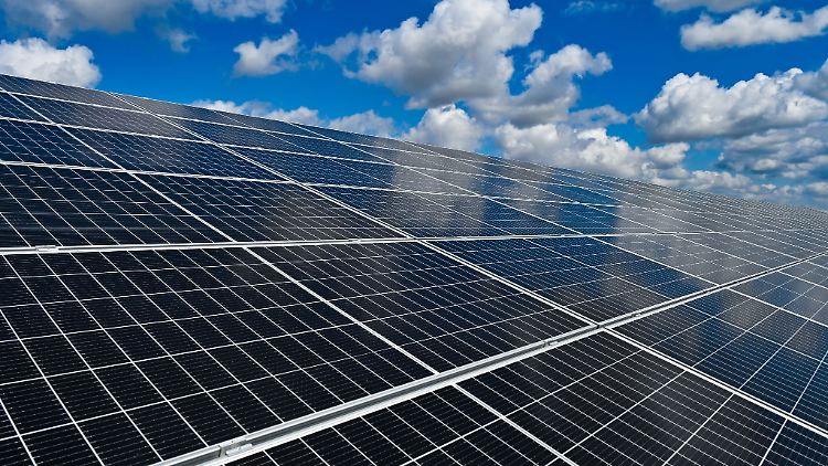 Das Solarpaket I tritt in Kraft.