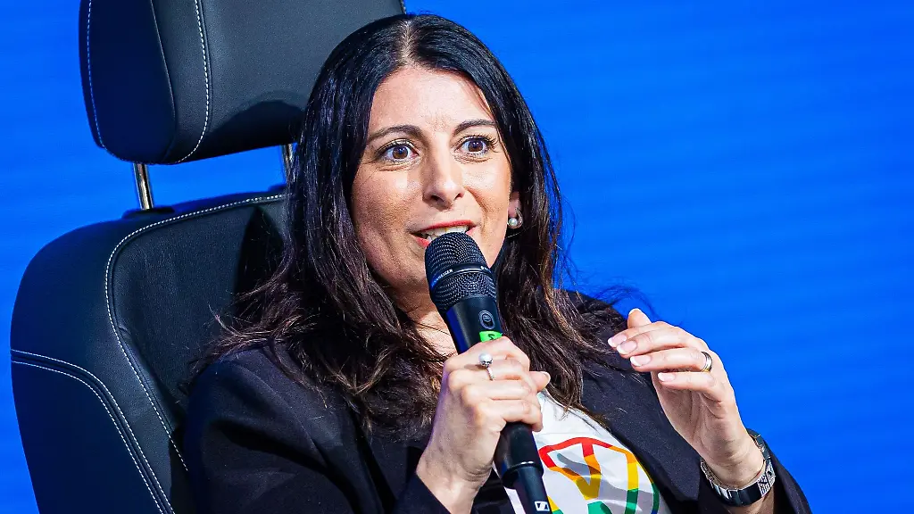 Daniela-Cavallo-Gesamt-und-Konzernbetriebsratsvorsitzende-der-Volkswagen-AG-spricht-beim-Festakt-50-Jahre-Golf-Produktion-im-VW-Werk-in-Wolfsburg