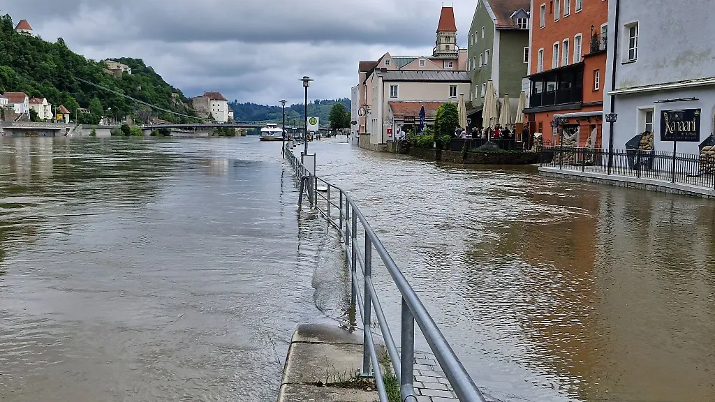 Eine-Uferstrasse-ist-vom-Hochwasser-ueberschwemmt