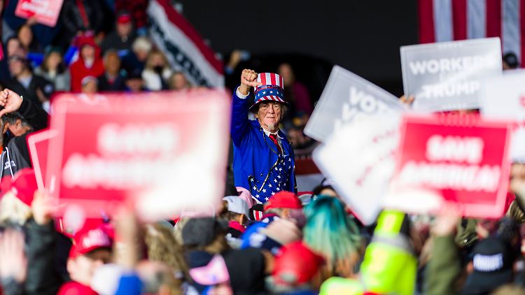 Schwindende Zustimmung für Biden: Ein als "Uncle Sam" verkleideter Trump-Anhänger senkt den Daumen.