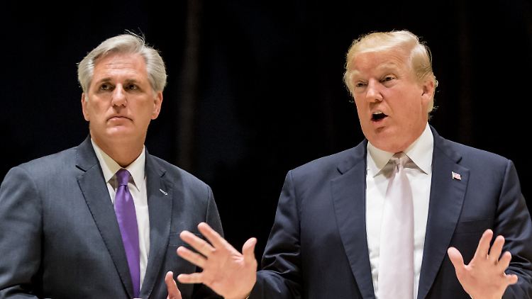 Vertragen sich wieder: Kevin McCarthy (l.) mit Ex-Präsident Donald Trump (Archivbild).