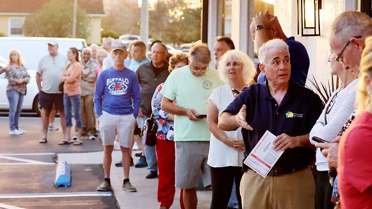 Auch vor der Wahl wird schon gewartet: Andrang vor einem Wahllokal in Florida.