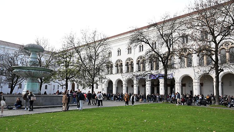 Aufruhr unter den Studenten der Münchner Ludwig-Maximilians-Universität nach einem Großeinsatz der Polizei. 