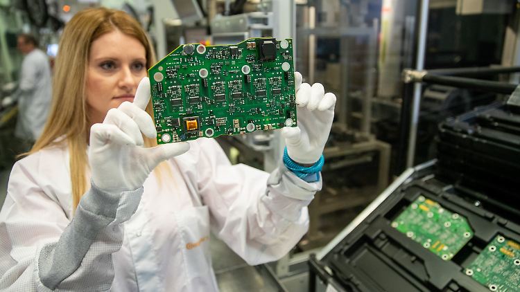 Für die Produktion von Elektroautos werden weniger Mitarbeiter gebraucht.