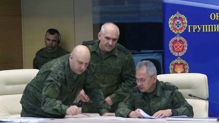 Kreml-Truppen unter Druck: Der russische Verteidigungsminister Schoigu (r.) hört Kommandeur Surowikin (l.) zu. 