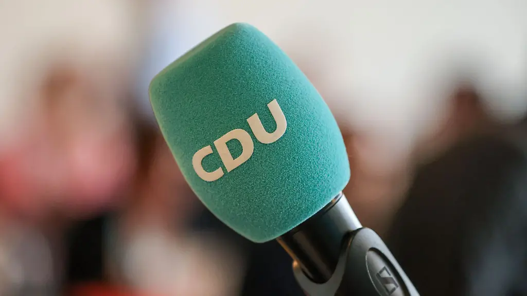 Ein-Logo-der-CDU-Bremen-ist-beim-Landesparteitag-der-Bremer-CDU-auf-einem-Mikrofon-zu-sehen