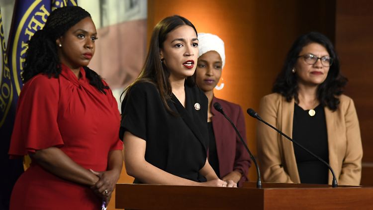 Mitglieder aus "The Squad": Die Abgeordnete Alexandria Ocasio-Cortez spricht neben Ayanna Pressley aus Massachusetts (l.), Ilhan Omar aus Minnesota (r.) und Rashida Tlaib aus Michigan im Jahr 2019 nach Trumps Aussage, sie sollten das Land verlassen. 