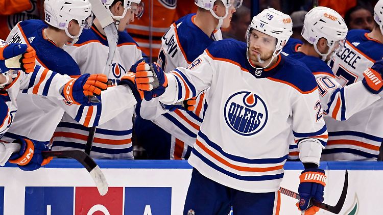 Leon Draisaitl, Center der Edmonton Oilers, feiert seinen Treffer im zweiten Drittel.