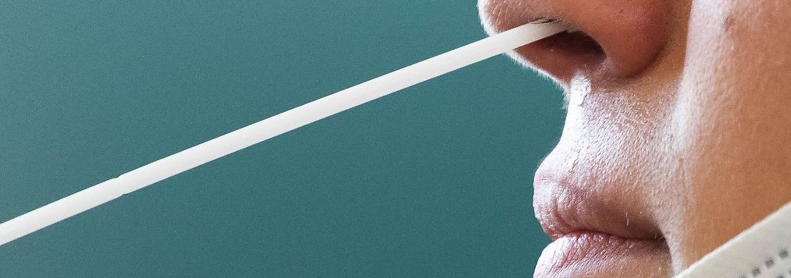 Einem Jugendlichen wird ein Nasenabstrich für einen Corona-Test entnommen.