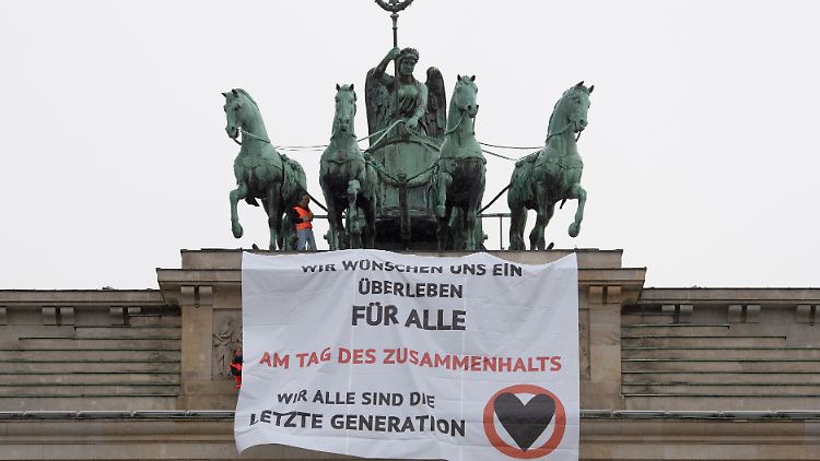 Aktivisten der "Letzten Generation" klettern am geschichtsträchtigen 9. November auf das Brandenburger Tor in Berlin. 