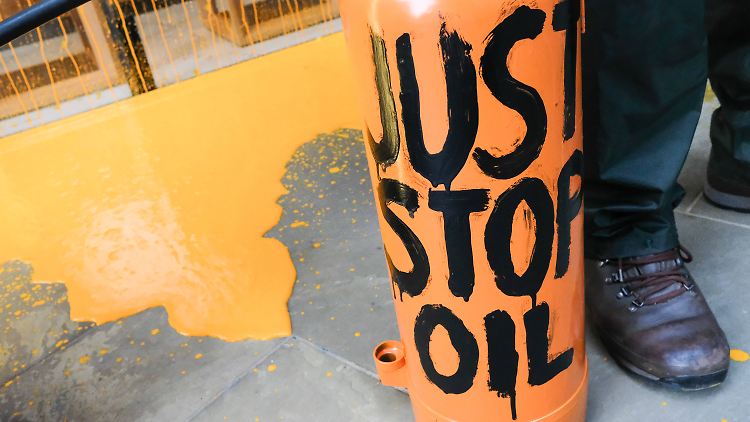 Die Klimaaktivisten der Gruppe "Just Stop Oil" fordern von der Regierung ein sofortiges Ende der Vergabe neuer Lizenzen zur Förderung von Öl und Gas.