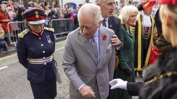 Charles und Camilla waren nach York gereist, um eine Statue der verstorbenen Königin Elizabeth II. zu enthüllen.