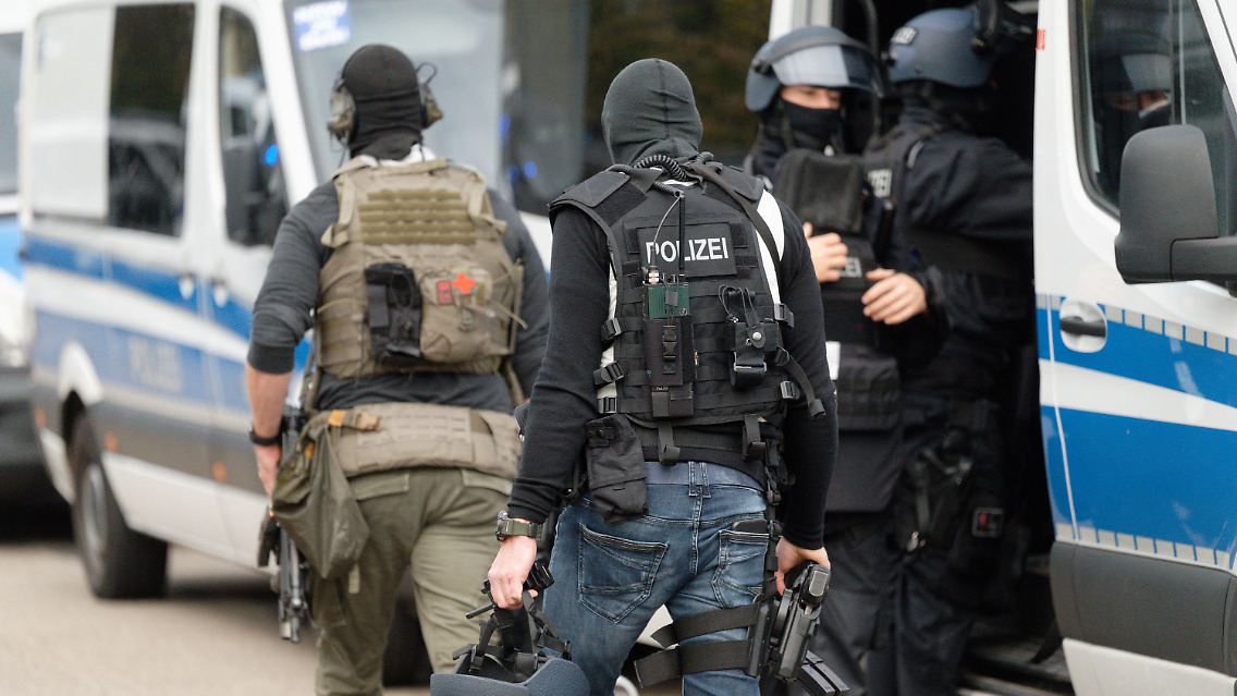 Auch Polizisten des Spezialeinsatzkommandos (SEK) sind vor Ort.