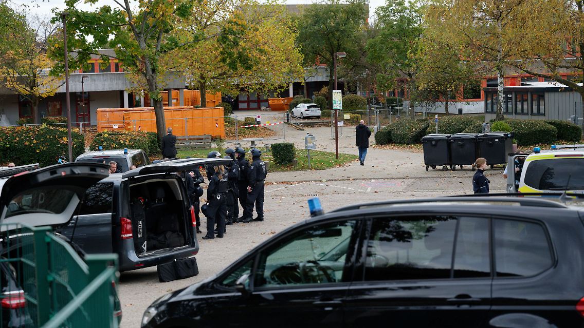 Die Polizei hat die Schule nach dem Amokalarm abgeriegelt.