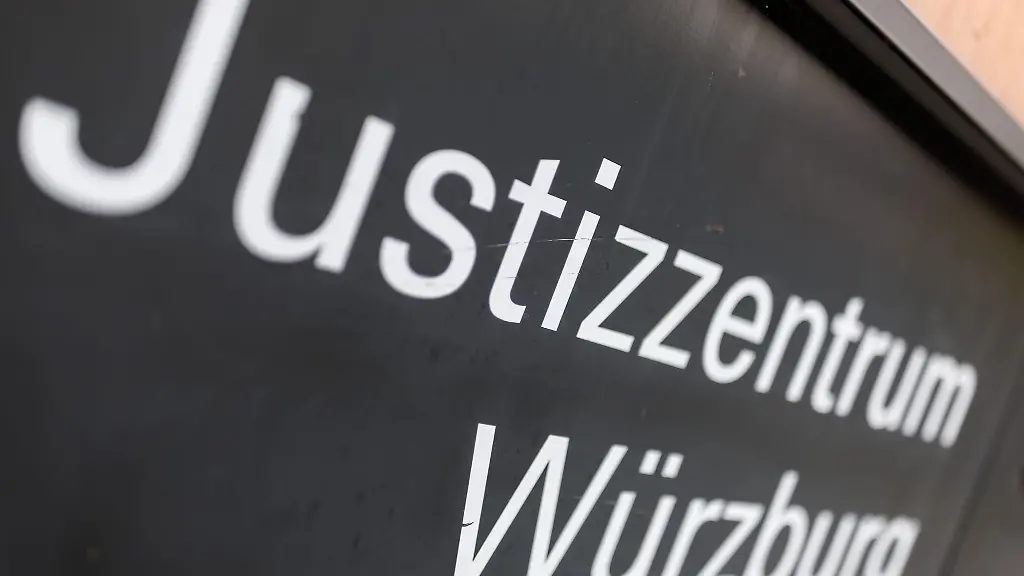 Justizzentrum-Wuerzburg-steht-auf-einem-Schild-im-Eingangsbereich-zum-Landgericht