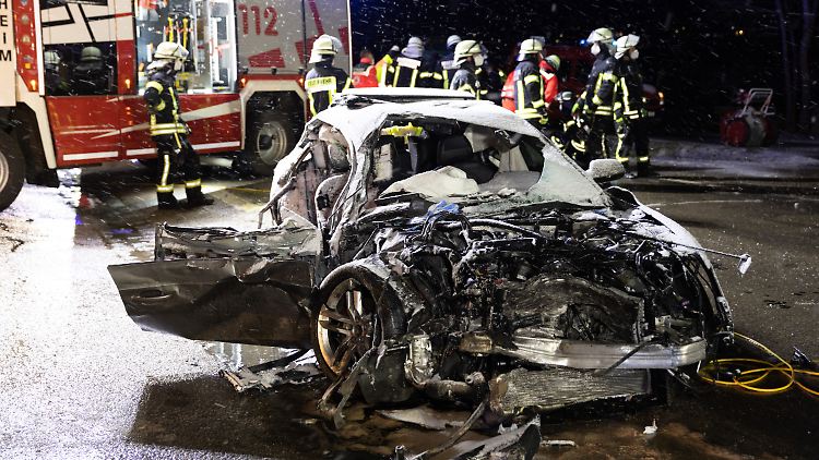 Obwohl nur maximal Tempo 100 erlaubt war, soll der Fahrer seinen Wagen auf etwa die doppelte Geschwindigkeit beschleunigt haben. 
