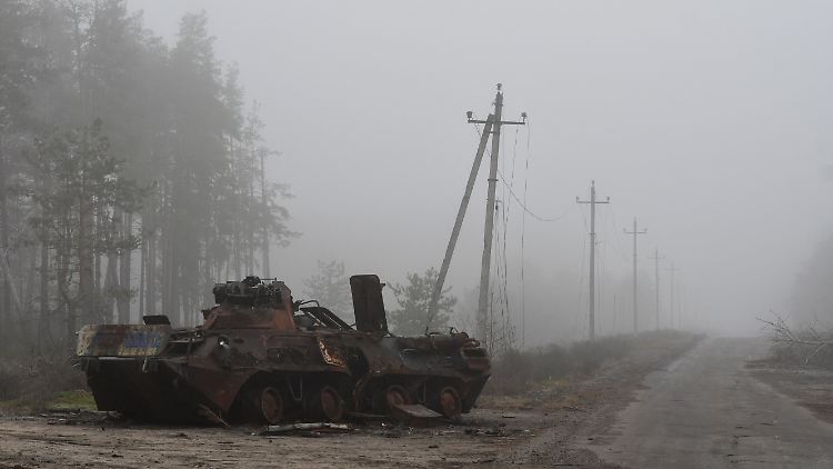 Ein zerstörtes russisches Militärfahrzeug nahe des kürzlich befreiten Dorfes Jampil in der Region Cherson. 