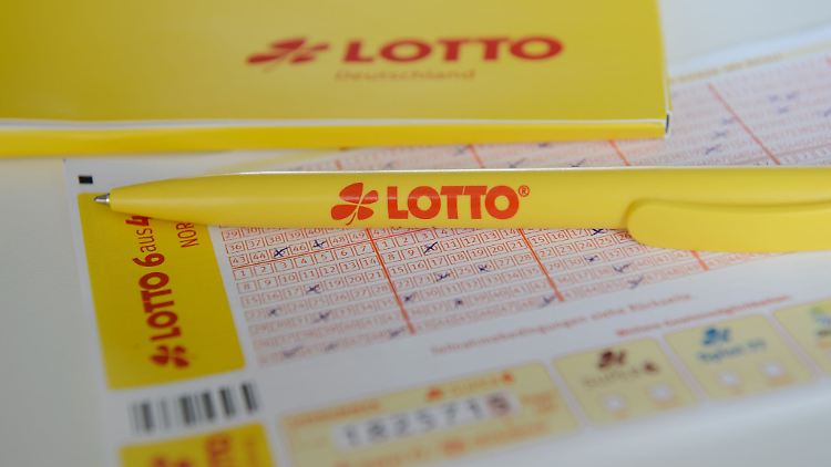 Egal, ob 6 aus 49, Eurojackpot oder Silvester-Millionen: Die Chance, bei einer Lotterie zu gewinnen, ist sehr klein.