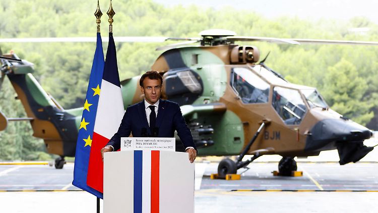Auf einem Hubschrauberträger in Toulon: Präsident Macron äußert sich auch zum Stellenwert der französischen Atomwaffen.