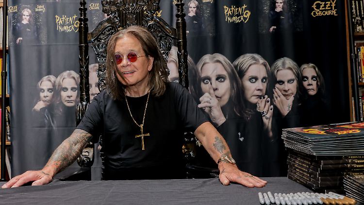 "Um ehrlich zu sein, ich will nicht zurückgehen": Ozzy Osbourne signiert sein neues Album.