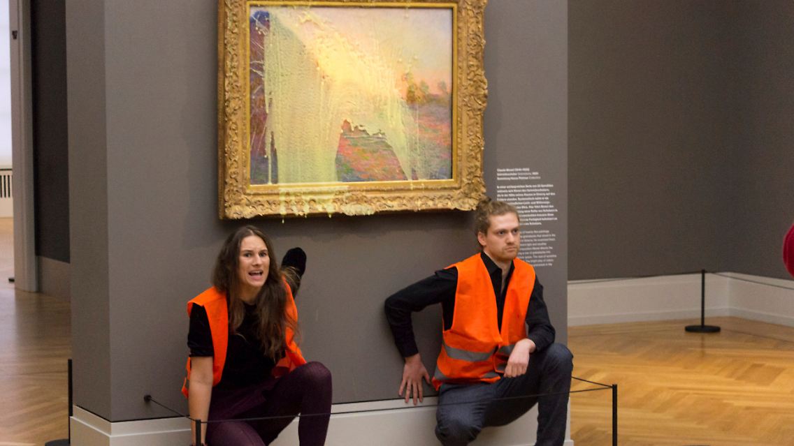 Kartoffelbrei auf Monet: Eine Aktion der Gruppe "Letzte Generation" im Potsdamer Museum Barberini im Oktober.