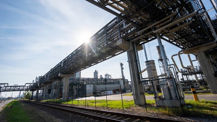 Die Raffenerie in Schwedt hat die erste Öllieferung aus dem Hafen im polnischen Danzig erhalten.