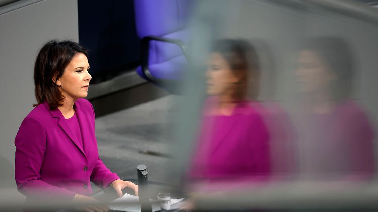 Außenministerin Baerbock weist die Vorwürfe gegen ihre Teheran-Sanktionen zurück. 
