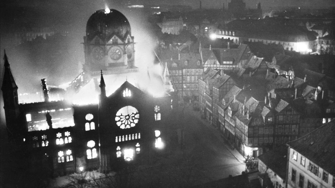 In der Nacht vom 9. auf den 10. November brennt auch die Synagoge in Hannover.