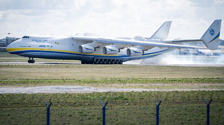 Sechs Triebwerke, fast 90 Meter Spannweite und ein riesiges Doppelleitwerk: Die An-225 "Mrija", hier bei einer Landung in Warschau (Archivbild).