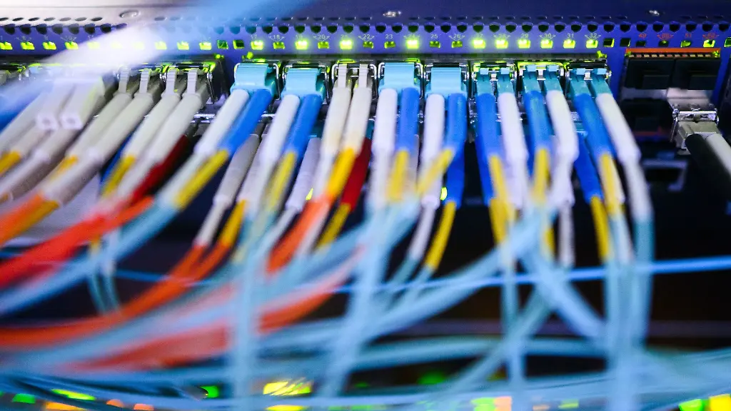 Ein-Serverschrank-mit-blinkenden-Lampen-und-Kabeln-steht-im-Landeskriminalamt-Niedersachsen