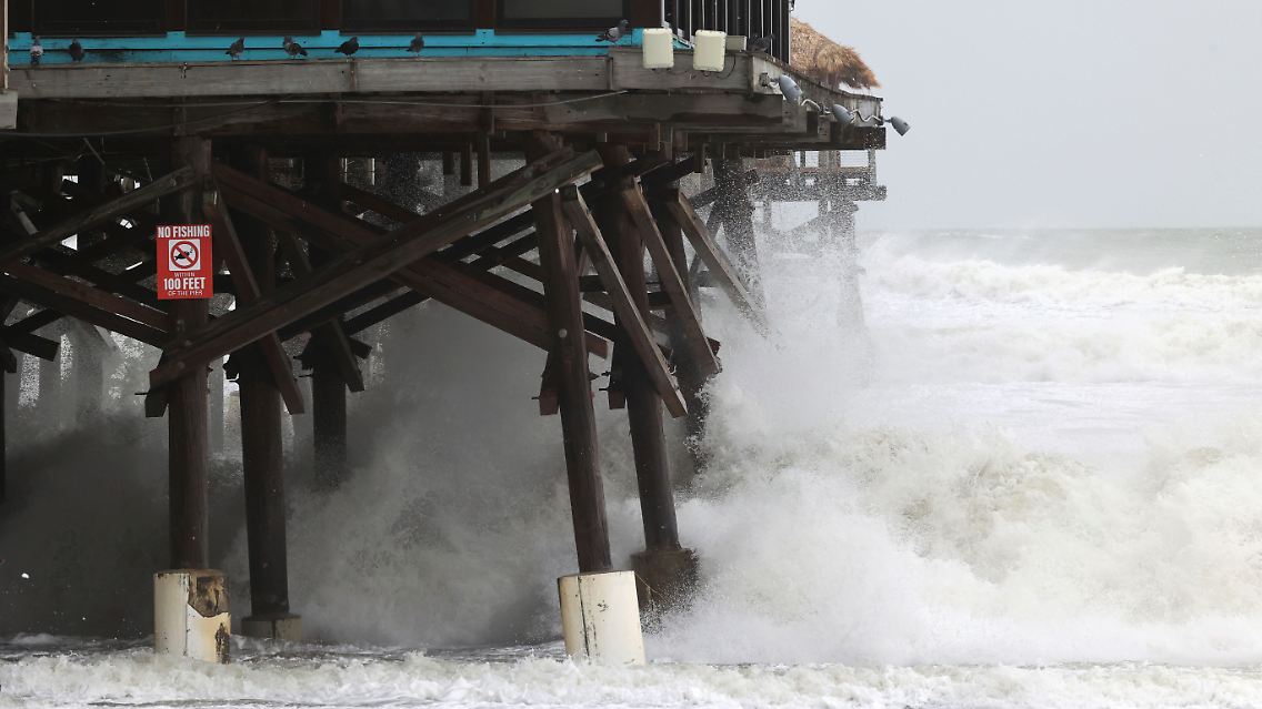 Wellen brechen am Cocoa Beach Pier in Florida.