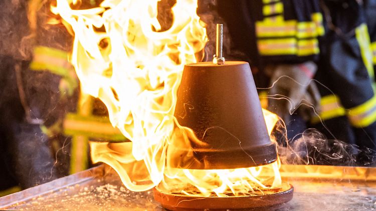 Es kann schnell gehen: Viele Teelichter unter einem Teelichtofen können einen Wachsbrand auslösen - und schlimmstenfalls eine Verpuffung.