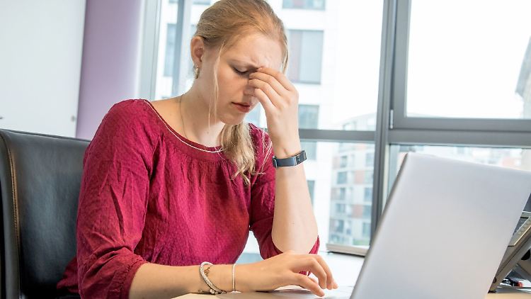 Ist der emotionale Druck im Job enorm hoch, leiden Beschäftigte schnell unter dem schlechten Betriebsklima.