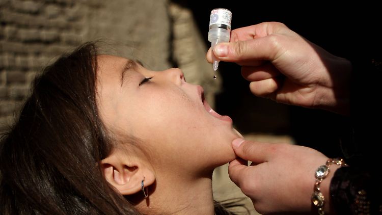 Vor allem in Afrika und Asien wird noch verbreitet auf die Schluckimpfung mit Lebendimpfstoffen gesetzt. Das sehr geringe Risiko eines Impfpolio-Falls wird zugunsten einer großflächigen Immunisierung in Kauf genommen.