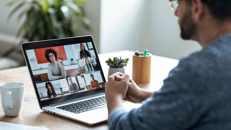 Menschen, die emotional ungefestigt sind, geben an, schneller durch Videokonferenzen erschöpft zu sein.