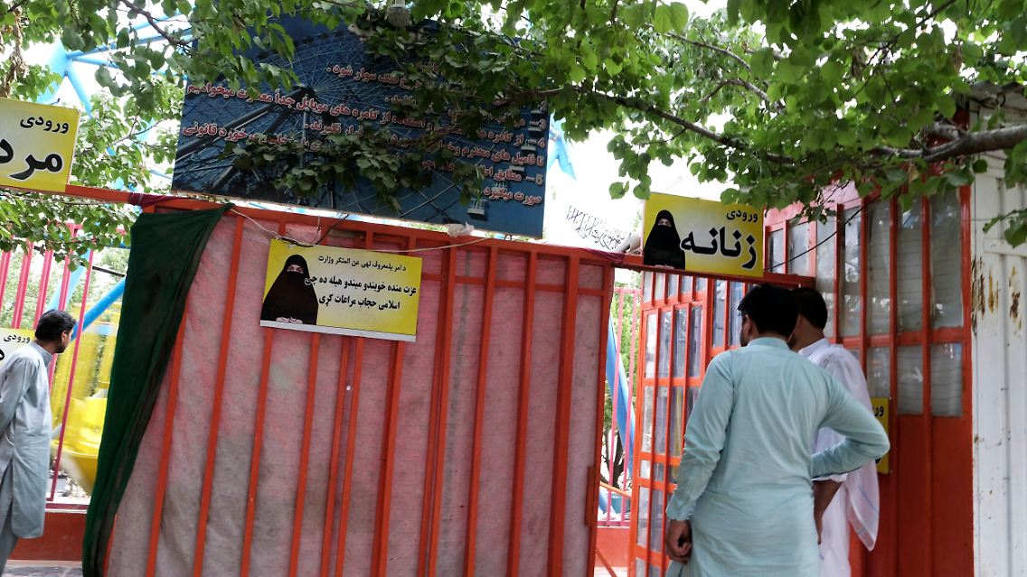 Ein Eingang eines Vergnügungsparks in Kabul: Frauen dürfen nur verschleiert eintreten - jetzt wurde ein generelles Verbot ausgesprochen.