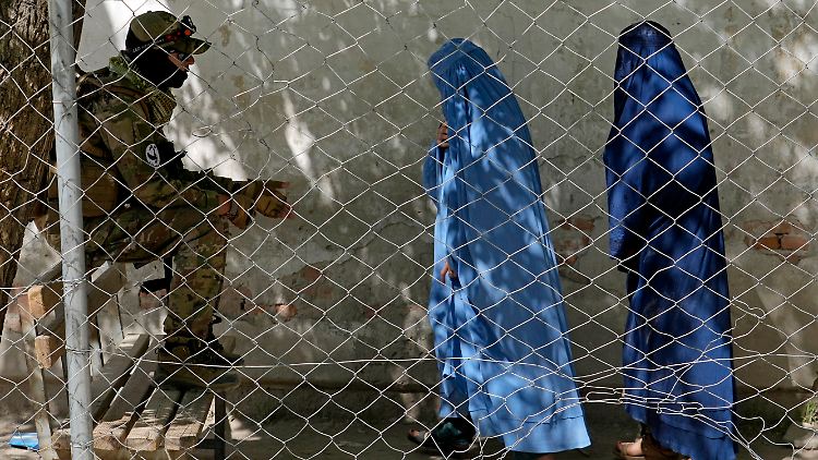 Die Taliban hatten den Zugang zu den Parks an die Bedingung geknüpft, dass Frauen und Männer diese nur getrennt besuchen.