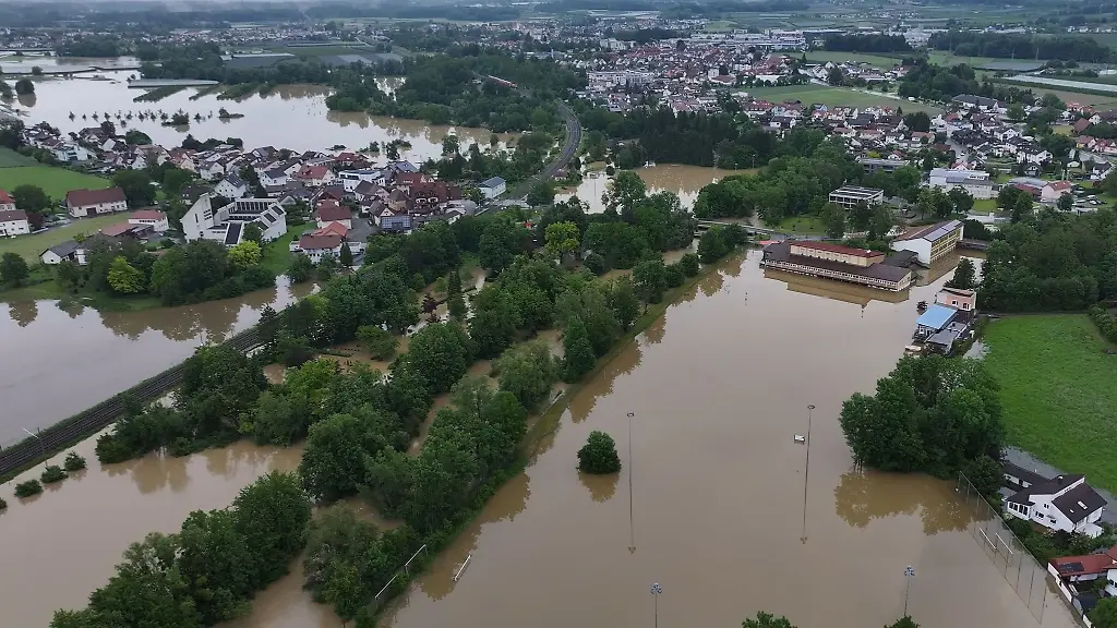 Das-Hochwasser-des-Flusses-Schussen-ueberschwemmt-Teile-von-Meckenbeuren-Luftaufnahme-mit-Drohne