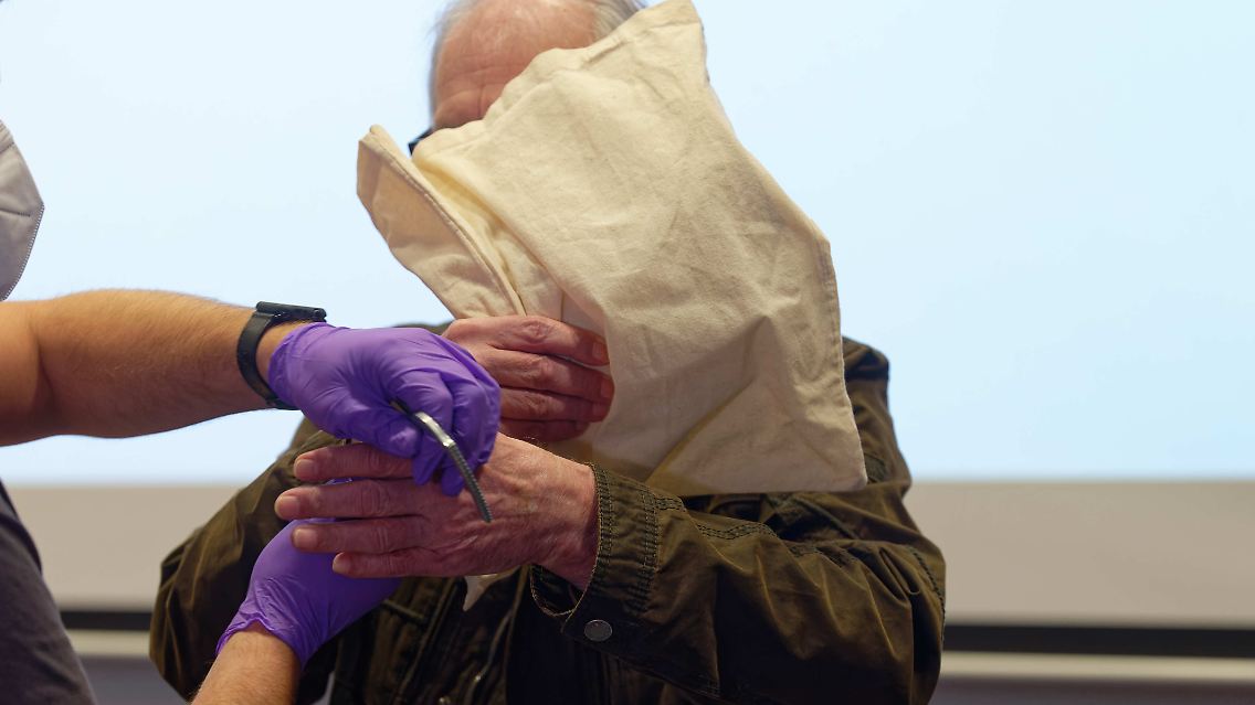 Dem Angeklagten werden zum Auftakt des Mordprozesses im Landgericht in Bonn die Handschellen abgenommen.